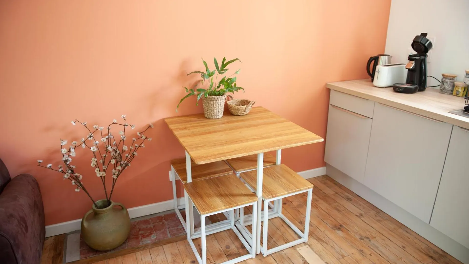 Immeuble De 3 Appartements Avec Cour Interieure Brest 0*,  France